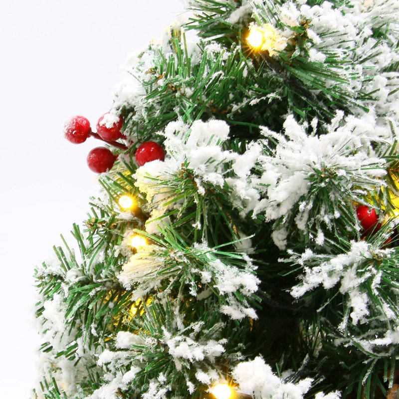 Arbre de Noël enneigé enneigé, mini arbre de Noël artificiel pin, décorations de table d'intérieur avec 30 lumières DEL, base en tissu rouge et pommes de pin