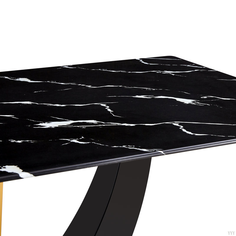 Ensemble de salle à manger en verre trempé à motif de marbre - 71 po x 35,4 po avec chaises en polyuréthane avec un dossier élargi.