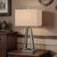 Lampe de table en métal de 28,25 po de hauteur avec finition en acier brossé et abat-jour carré en tissu