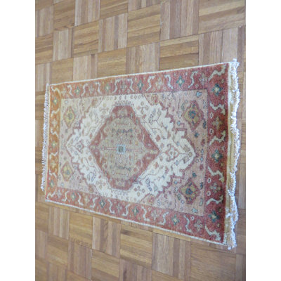 Tapis unique noué à la main ivoire / rouge 2 pi 1 po x 2 pi 11 po Mahmood