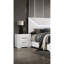 Table de chevet contemporaine blanche ultrabrillante avec 2 tiroirs en métal, glissières latérales, quincaillerie et pieds en bois pour une allure de chambre à coucher avec poignées de bar de style moderne