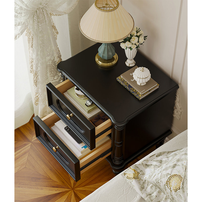 Table de chevet rétro de style américain, avec deux tiroirs en bois et une poignée en laiton, pouvant être utilisée dans la chambre à coucher.