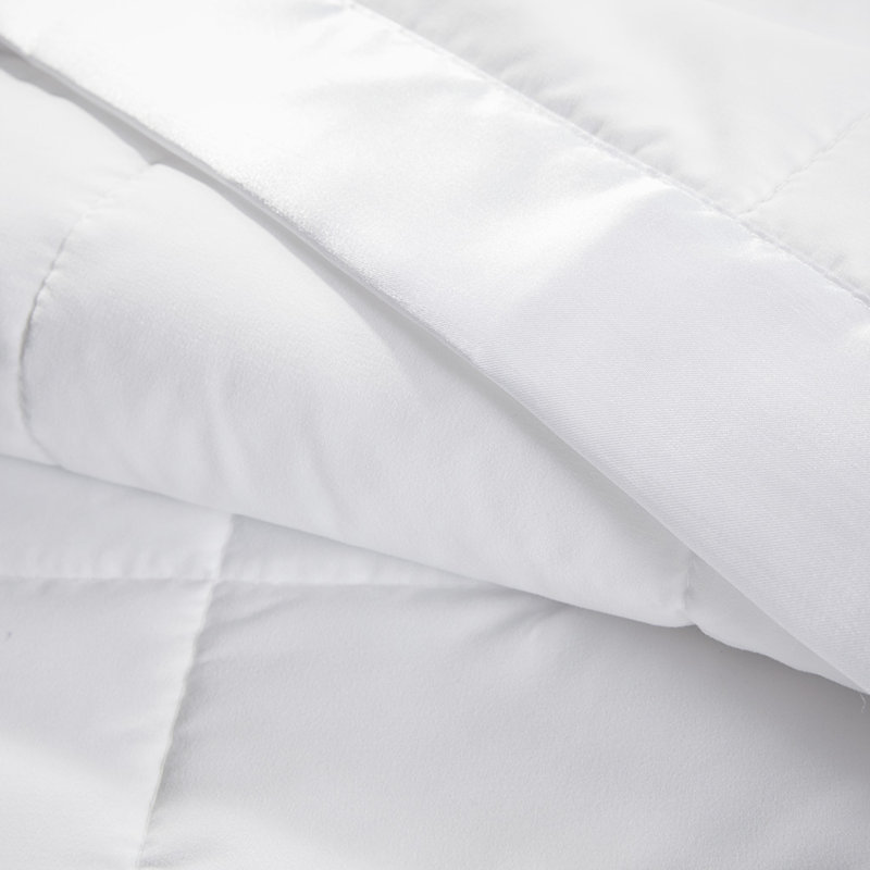 Couverture en polyester à garniture en satin qui évacue l'humidité pour un confort toutes saisons