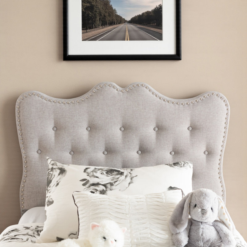 Tête de lit simple en polyester beige avec bordure cloutée Brindle