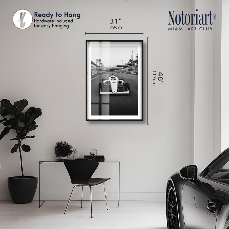 «First Place Only Shadowbox» par Notoriart, H 46 po x l 31 po, Noir