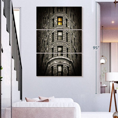 Lilie The Flatiron Building In NYC
