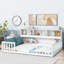 Lit blanc à plancher double avec bibliothèque et tablettes attachées, garde-corps pour la sécurité dans la chambre à coucher, espace de sommeil écoénergétique