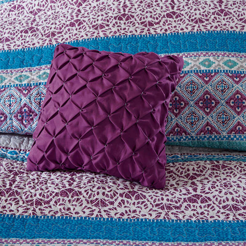 Full/Queen Reversible Quilt Set With Throw Pillows