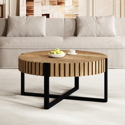 Table basse ronde pouvant supporter jusqu'à 60 kg, plateau lisse en bois veiné, piètement croisé en métal pour une stabilité optimale dans le salon. Surface idéale pour déposer vos boissons.