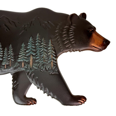 Décoration murale rustique en métal brun et noir représentant un ours et une scène de forêt en relief, 91 cm de large.