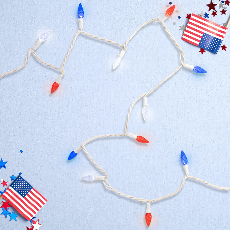 Lumières de Noël à facettes patriotiques à DEL C6 - rouge, blanc et bleu - fil blanc de 16,5 pi - 50 carats