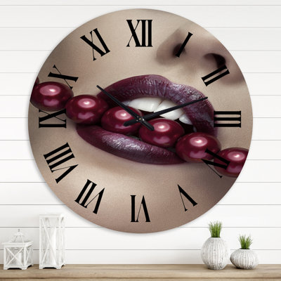 Femme avec des lèvres rouges et des perles rouges - Horloge murale moderne