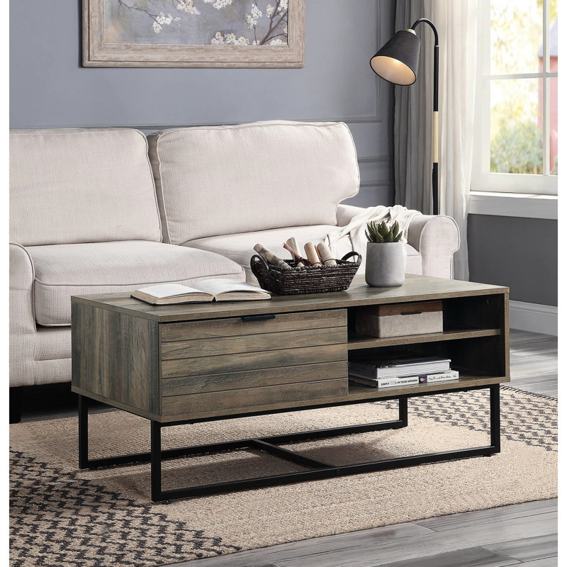 Table basse à finition rustique avec pieds en métal et compartiments de rangement en chêne