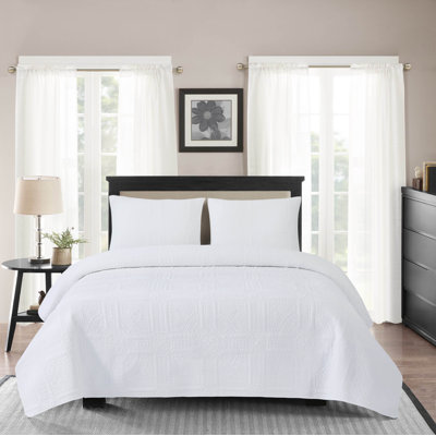 Courtyard White Twin 2-Piece Quilt Bedding Set