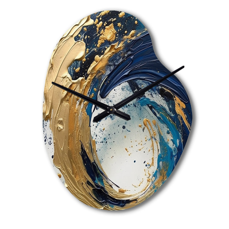 Bleu foncé et or coups VI - horloge murale abstraite de forme unique en métal, impression d'horloge murale asymétrique moderne