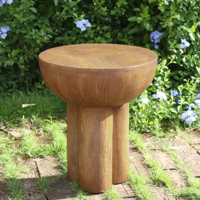 Table d'appoint d'extérieur marron à trois pieds, résistante aux températures extrêmes, idéale pour présenter des plantes, 40,6 cm de diamètre, 6,6 kg, table ronde de jardin, imperméable, aspect bois, s'accorde avec un décor industriel, profonde.