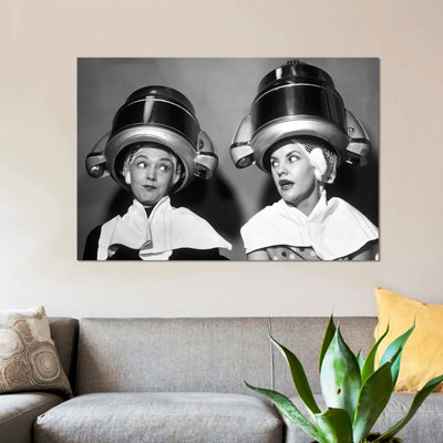 «1950s Two Women Sitting Together Gossiping Under Hairdresser Hair Dryer», reproduction de photo sur toile tendue