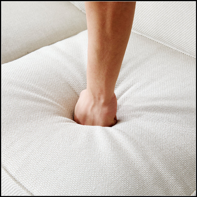 Canapé confortable avec coussins moelleux et structure durable, parfait pour les intérieurs modernes et traditionnels.