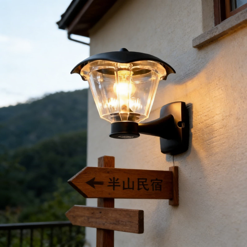 Éclairage extérieur à énergie solaire avec panneau solaire avancé, capteur automatique de crépuscule à l'aube et plusieurs options de fixation pour un mur, un poteau ou un pilier