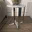 Table d'appoint en marbre avec pieds en métal argenté