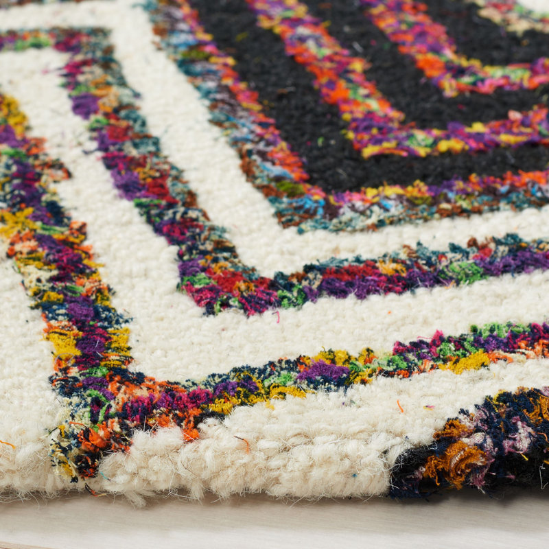 Airiona Hand Tufted Wool/Cotton Chevron Rug in Black/White, Round 4'