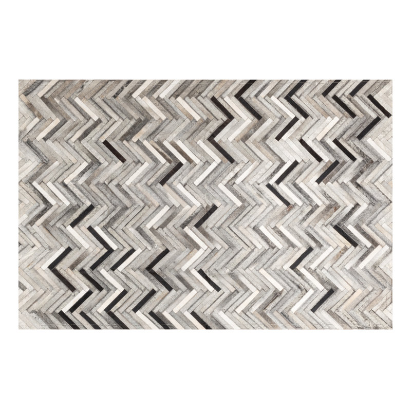 Tapis rectangulaire gris / blanc en cuir de vache à chevrons El Cielo, Rectangle 4 pi 7 po x 5 pi 11 po