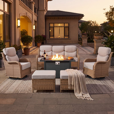 Ensemble de mobilier de patio extérieur de luxe 6 pièces en résine tressée avec table foyer au propane, coussins ultra-épais de 15 cm, fauteuils à bascule pivotants et poufs pour jardin et pelouse.