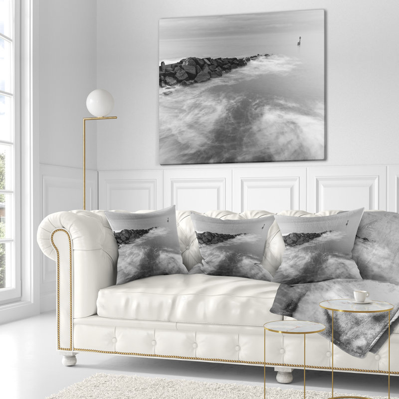 Coussin Milky Waves Splashing Over Rocks - Sea & Shore, 16 po x 1 po, Coussin décoratif