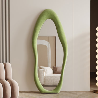 Miroir pleine grandeur 63 po x 24 po, miroir ondulé irrégulier, miroir de plancher arqué, miroir mural suspendu ou appuyé contre le mur pour la chambre à coucher, miroir en bois vert flanelle