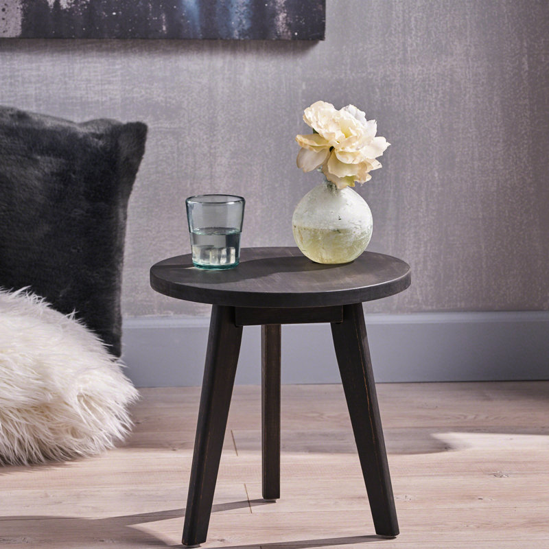 Table en bois gris foncé - côté extérieur Marina avec base et plateau triangulaire. 16,41 po de hauteur, 50 lb de capacité, 5,58 lb de poids en gris. Plateau solide, base à trois pieds, carré de 16,1 po, capacité