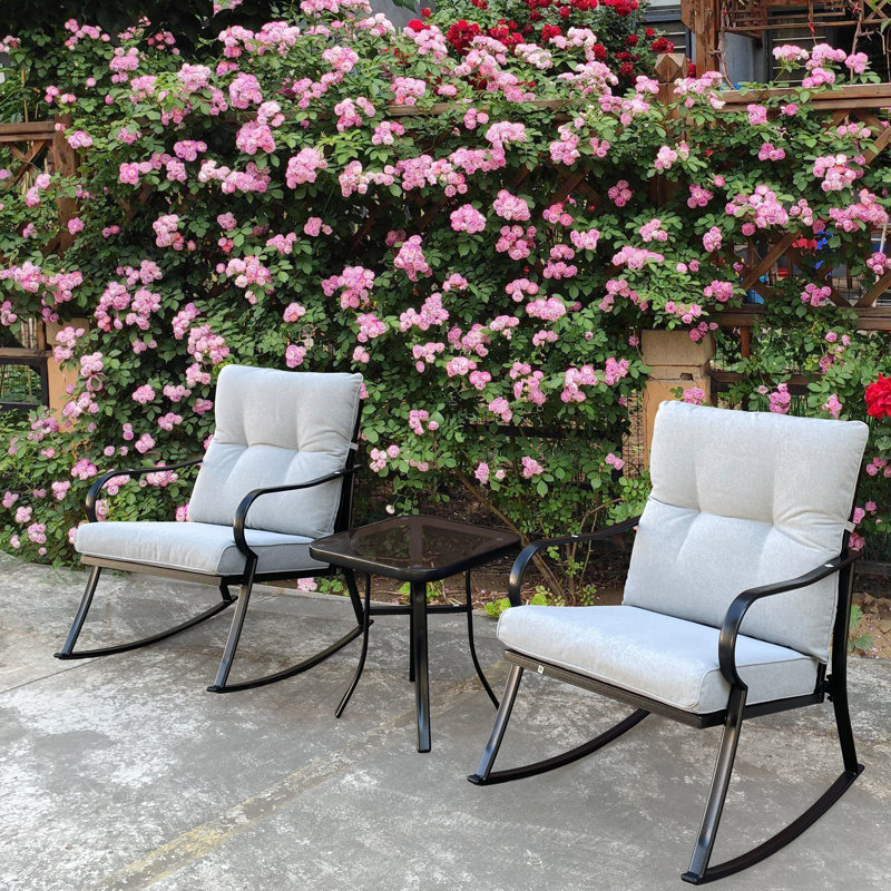 Fauteuil à bascule et chaise basse