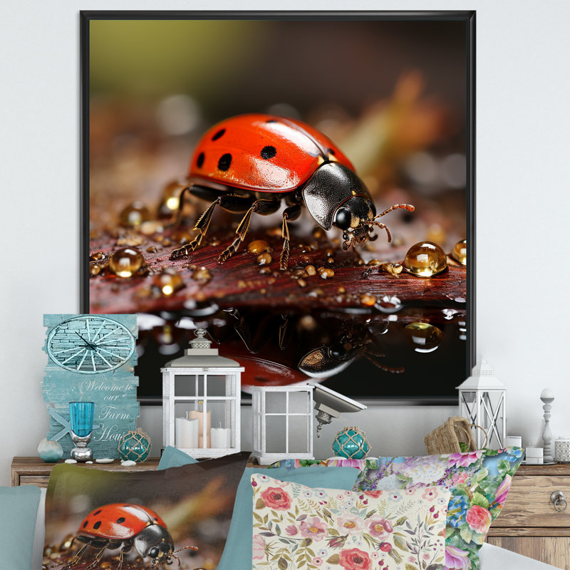 Reproduction sur toile d'une coccinelle animée, H 16 po x l 16 po x P 1 po, Cadre flottant noir