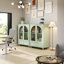 Buffet Farmhouse avec portes en verre à double arche, armoire de rangement verte avec plateau à niveaux et 1 tiroir pour la cuisine, le salon, le bar à café