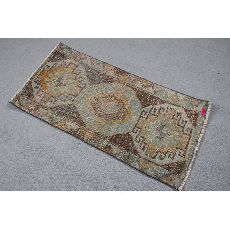 Tapis turc rétro vert offrant un charme bohémien idéal pour le vestibule ou comme petit tapis de porte