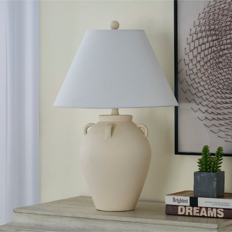 Lampe de table rustique en céramique beige de 63,5 cm de haut avec abat-jour en lin blanc, idéale pour la chambre ou la table de chevet.