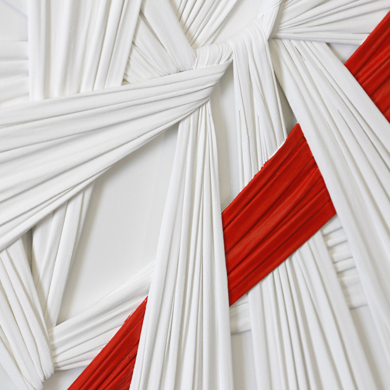 Art mural appliqué et attaché sur toile - blanc, rouge - cadre argenté