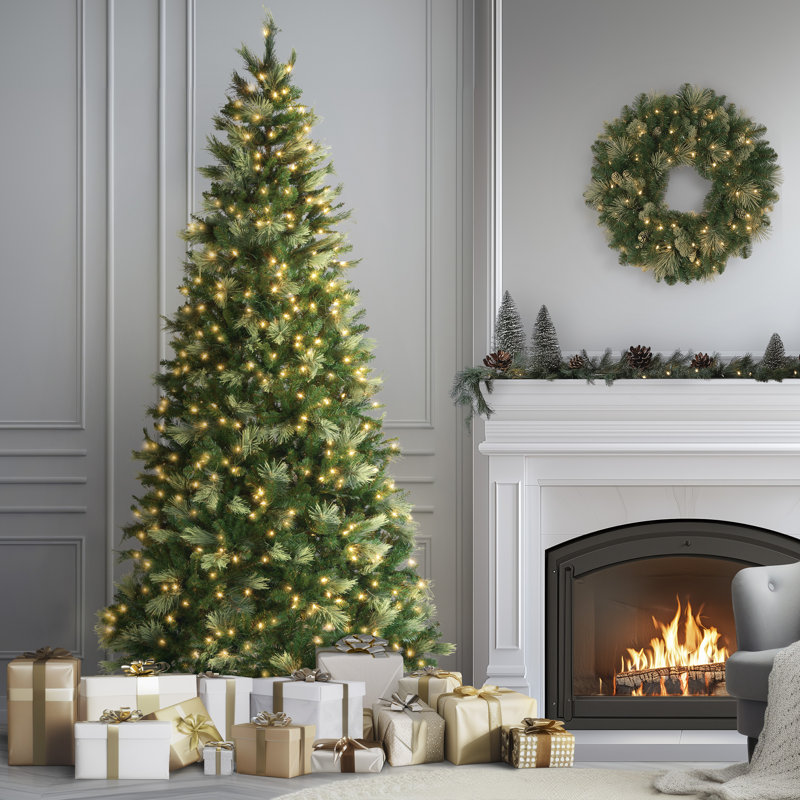 9' Charleston Pine Hinged Tree With 600 Clear Lights