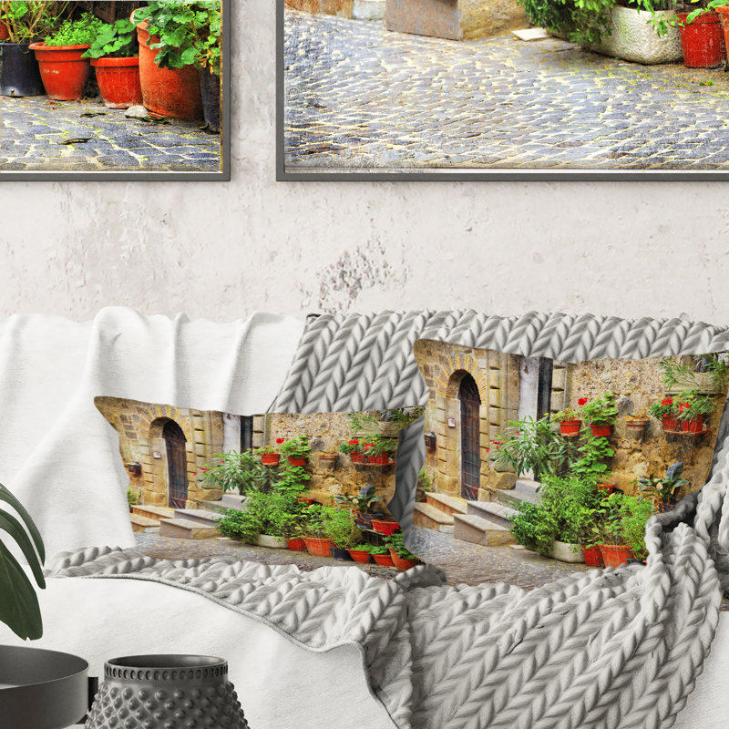 Charme de vieilles rues dans un village méditerranéen - Coussin décoratif à imprimé colonial, 18 po x 18 po