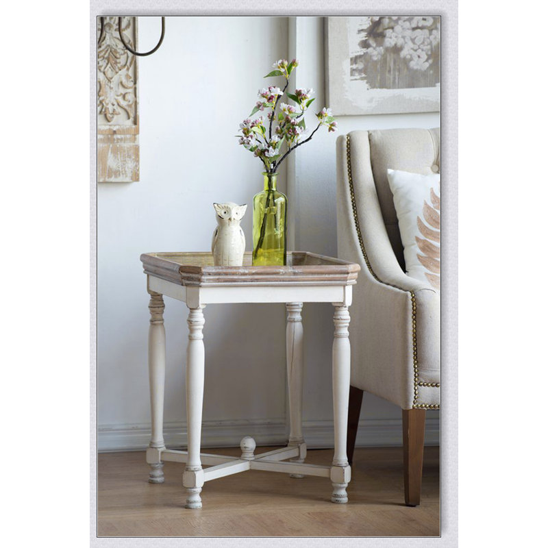 Table d'appoint carrée Alcott avec finition unique et fabrication en bois naturel durable, parfaite pour les maisons modernes et traditionnelles.