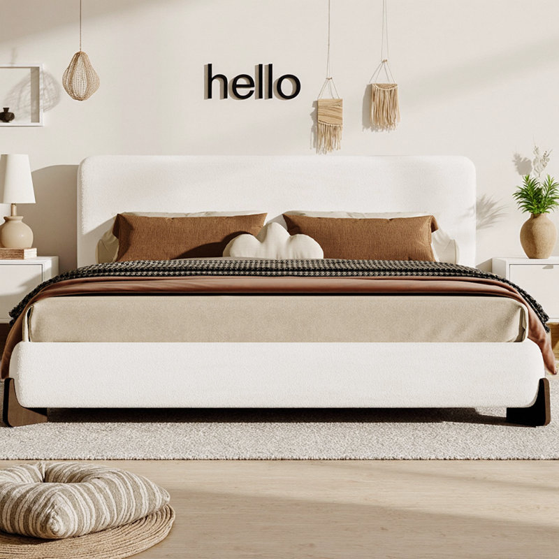 Élégant lit plateforme tapissier blanc Boucle avec pieds en bois massif brun foncé, aucun sommier nécessaire avec système de support à lattes de bois pour chambre à coucher moderne