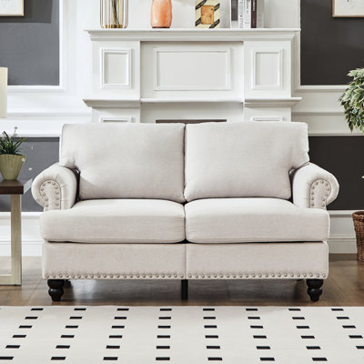 59,5 po Classic American, beige rembourré avec accoudoirs ronds et clous argentés, structure en bois massif, repose-pieds confortables, housses amovibles lavables, rangement pour le siège inférieur
