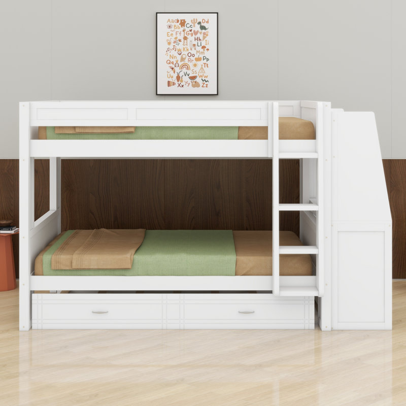 Lit superposé avec bureau intégré, tablettes ouvertes et lit gigogne