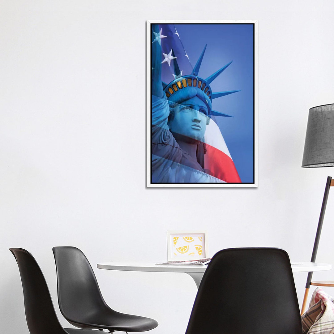 USA, Nevada, Las Vegas. Freiheitsstatue und Amerikanische Flagge von Jaynes Gallery - Galerie-verpackte Leinwand Giclée ...