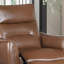 Fauteuil inclinable électrique de style contemporain avec accoudoirs garnis de passepoils évasés, mousse haute densité et puissance simple pour un confort ultime et une vie moderne.-529029571