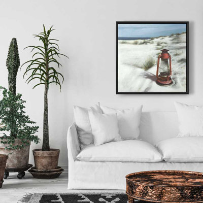 Lanterne sur la plage | Art sur toile encadré rouge