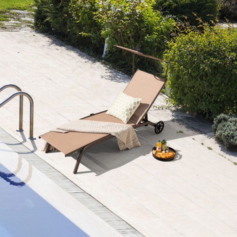 Chaise longue ajustable pour patio avec porte-gobelet et roulettes