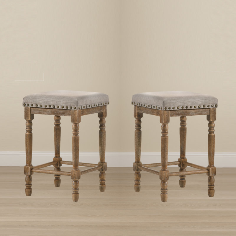 Ensemble de 2 tabourets de comptoir traditionnels avec finition chêne, assise en tissu beige et garniture cloutée pour un repas confortable