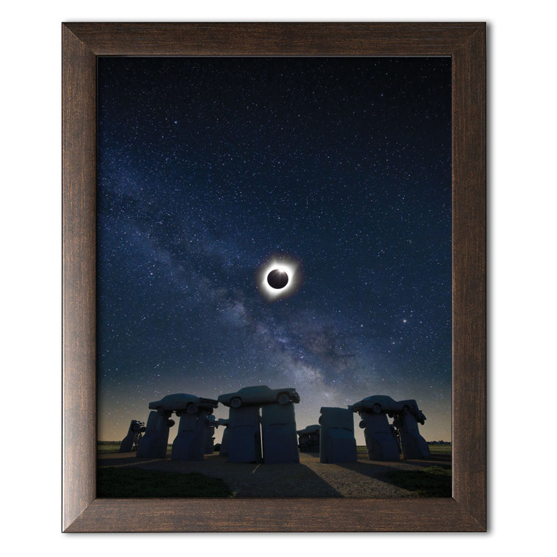«Eclipse at Carhenge», reproduction de photo, Papier avec cadre brun, H 16 po x l 12 po x P 0,75 po