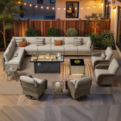 Ensemble de salon de jardin modulaire en forme de L, 16 pièces, avec table foyer et fauteuils pivotants à bascule, pour une ambiance conviviale.