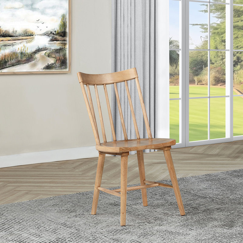 Deux chaises de salle à manger, construction en bois massif, brun naturel, design élégant, pieds fins et siège confortable.